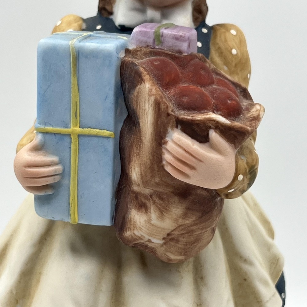 Hollie Hobby Creation Figurine Girl Holding Gift And Apples Dress Hat Daisy - Picture 3 of 16